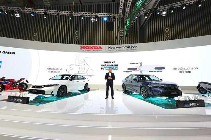 Tại triển lãm VMS 2024, Honda Việt Nam đã chính thức giới thiệu phiên bản nâng cấp của dòng xe Civic với khách hàng trong nước. Mẫu sedan hạng C này có 3 phiên bản, bao gồm G, RS và e:HEV RS, với giá bán từ 789 - 999 triệu đồng. Đúng như dự đoán, giá xe Honda Civic 2025 đã tăng mạnh so với phiên bản cũ.