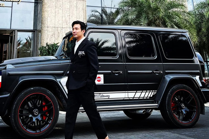 Hiện không rõ lần ghé thăm Hà Nội này của Minh Nhựa có liên quan đến dự án hot nào về siêu xe hay không mà khiến đại gia ngành nhựa phải mang cả xe Mercedes-AMG G63 Edition 1 hơn 14 tỷ từ Sài thành ra Thủ Đô để tháp tùng mình thay vì mượn xe của bạn bè di chuyển trong những ngày dạo chơi tại đây.
