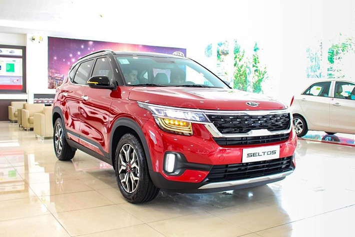 Xe Kia Seltos 2020 tại Việt Nam có 9 tùy chọn màu sắc ngoại thất cho khách hàng thoải mái lựa chọn. Cụ thể, khách hàng có thể chọn 5 màu đơn gồm trắng, đen, đỏ, vàng và cam hoặc chọn một trong 4 tùy chọn kết hợp hai tông màu gồm trắng đen, đỏ đen, vàng đen và cam đen.