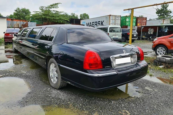 Tại Mỹ, các mẫu xe 3 khoang chủ yếu được phát triển từ 2 thương hiệu là Lincoln và Cadillac. Trong đó, Cadillac thường được biết tới với hình ảnh gắn liền cùng các Tổng thống và quan chức cấp cao trong Chính phủ Mỹ. Ngược lại, các mẫu Limousine tới từ thương hiệu Lincoln như mẫu Lincoln Town Car Limousine lại thường xuất hiện cùng giới tài phiệt và doanh nhân.