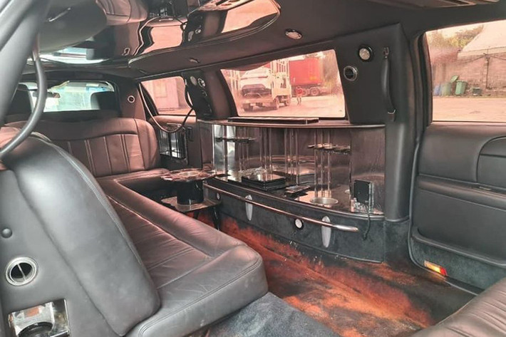 Lincoln Town Car Limousine đời cũ này sở hữu nước sơn ngoại thất màu đen cùng rất nhiều các chi tiết mạ crome sáng bóng. Bên cạnh kích thước đồ sộ, xe còn tạo được điểm nhấn về thẩm mỹ nhờ thiết kế sang trọng và bảnh bao. Tuy nhiên, thứ khiến Lincoln Town Car Limousine trở nên đặc biệt trong mắt khách hàng chính là khoang cabin phía sau vô cùng rộng lớn.