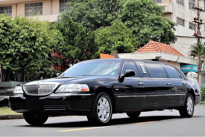 Sức mạnh được trang bị cho Lincoln Town Car Limousine được xem là vừa đủ để chiếc xe cỡ lớn lưu hành trên các cung đường tại Việt Nam. Tuy nhiên, động cơ V8 cùng chiều dài quá khổ khiến khả năng di chuyển của xe bị hạn chế, từ đó khiến mức tiêu hao nhiên liệu trở thành một vấn đề rất đáng lưu tâm.