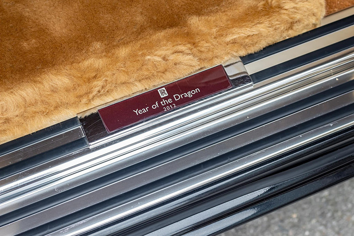 Rolls-Royce Phantom Year of the Dragon sở hữu phần trục cơ sở được kéo dài thêm 250 mm so với bản tiêu chuẩn. Kích thước tổng thể gồm chiều dài x rộng x cao lần lượt là 6.080 x 1.990 x 1.632 mm.