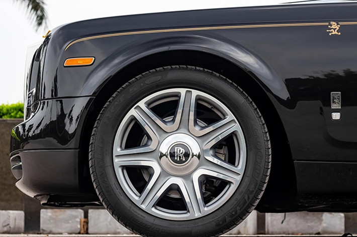 Điểm nhận diện của Rolls-Royce Phantom Rồng ở ngoại thất chính là logo hình rồng được vẽ trên đường Coachline 2 bên thân xe, logo thụt thò phía trước mạ vàng, mâm xe 7 chấu sơn 2 màu và có thiết kế khác biệt. Xe được phát triển dựa trên phiên bản trục cơ sở kéo dài EWB.