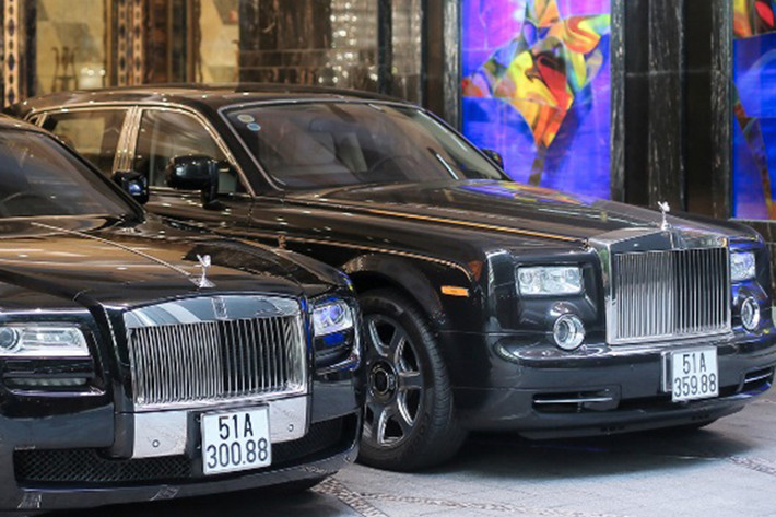 Nhiều người cũng thường xuyên bắt gặp cặp xe siêu sang Rolls-Royce mang biển số đuôi 88 đắt tiền này thường xuyên xuất hiện trước cổng và được để trong hầm tòa nhà Saigon Times Square ở TP.HCM.