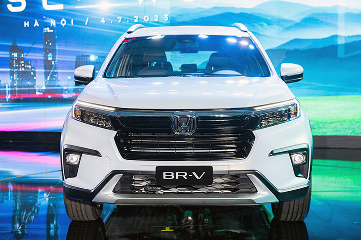 Honda BR-V có vẻ ngoài lớn hơn một chút so với đối thủ Xpander cùng phân khúc nhưng hạn chế về không gian bên trong. Ngoại hình mẫu xe mới nhà Honda mang đặc điểm nhận diện giống các mẫu sedan City và Civic là thiết kế thanh chắn lớn tích hợp logo ở mặt ca-lăng.