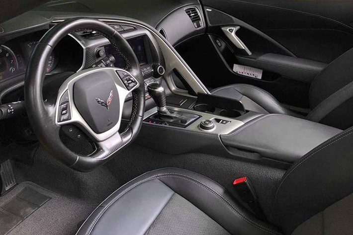 Bên cạnh đó là vô lăng thể thao 3 chấu bọc da cao cấp với logo xe thể thao Corvette trung tâm, màn hình cảm ứng 8 inch ở vị trí trung tâm cùng hệ thống âm thanh Bose 10 loa mang đến trải nghiệm thú vị cho người lái.