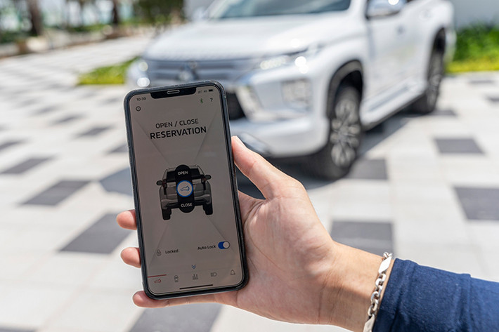 Xe cũng được trang bị ứng dụng điều khiển từ xa Mitsubishi thông qua điện thoại thông minh với hai hệ điều hành Android™ và iOS™ và đồng hồ thông minh Apple Watch™. Ứng dụng giúp người dùng có thể tìm vị trí xe trong bãi đậu xe, mở cốp xe từ xa một cách dễ dàng hay đặt trạng thái chờ mở cốp giúp việc mở cốp thuận tiện đến mức không cần thao tác đá chân, ngoài ra ứng dụng còn có thể hiển thị các thông tin tiết kiệm nhiên liệu, lượng nhiên liệu và nhắc nhở trạng thái của xe: người lái quên khóa cửa xe hay kính cửa sổ chưa được đóng kín...