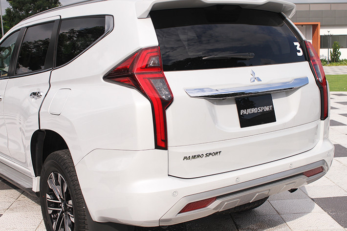 Hệ thống rửa đèn chiếu sáng được trang bị trên Pajero Sport 2020 sẽ giúp loại bỏ bụi bẩn và bùn đất bám trên đèn, từ đó duy trì hiệu quả chiếu sáng tối đa, giúp người lái có khả năng quan sát tốt nhất, đảm bảo an toàn. Cụm đèn hậu với thiết kế mới đẹp mắt tích hợp công nghệ LED giúp tăng thêm vẻ cuốn hút và nhận diện đặc trưng cho mẫu SUV mới này.