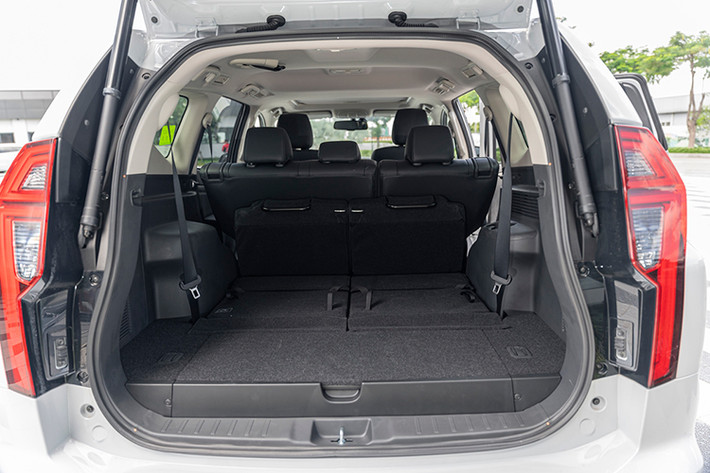 Đặc biệt, Pajero Sport 2020 còn được tích hợp thêm tính năng phanh tay điện tử tự động và chế độ giữ phanh tự động, giúp người lái nhàn nhã hơn trong quá trình vận hành. Các tiện nghi khác có thể kể đến như nút bấm khởi động, cảm biến bật tắt đèn chiếu sáng tự động, cảm biến gạt mưa tự động, tự động điều chỉnh độ cao đèn chiếu sáng... tất cả đều góp phần mang đến một trải nghiệm đầy tiện dụng và đẳng cấp cho các khách hàng.