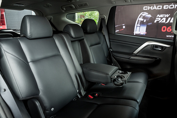 Triết lý 'Omotenashi” còn có thể dễ dàng nhận thấy trên Pajero Sport 2020 thông qua tính năng đóng mở cốp sau bằng điện và đá cốp thông minh. Đặc biệt, khác với các mẫu xe khác, vốn chỉ trang bị 1 cảm biến đá cốp đặt ngay giữa cản sau vốn gây ra đôi chút phiền toái trong thao tác đá cốp, Pajero Sport 2020 được trang bị đến 2 cảm biến đá cốp đặt ở 2 góc của cản sau, giúp cho thao tác đá cốp dễ dàng và thuận tiện hơn.