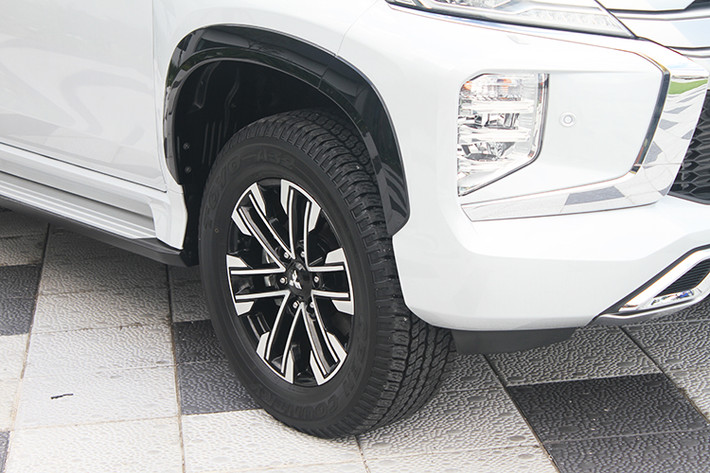 Đặc biệt, Pajero Sport 2020 mới được trang bị thêm ăng-ten vây cá hiện đại và cánh lướt gió thể thao thiết kế mới mang lại sự hài hòa và hiện đại. Hệ thống treo vững chãi kết hợp khoảng sáng gầm xe cao 218mm cho phép xe dễ dàng vượt qua những địa hình khó. Trong khi đó, bán kính quay vòng tối thiểu 5,6m, nhỏ nhất trong phân khúc cũng là một điểm cộng đáng kể, bán kính quay vòng nhỏ giúp xe linh hoạt hơn khi di chuyển trong nội thành chật hẹp...