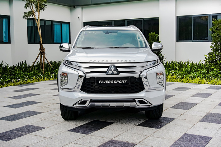 Xe cũng mang đến cho người lái thêm 4 chế độ lựa chọn chạy địa hình (Sỏi – Bùn – Cát – Đá) thao tác dễ dàng chỉ bằng một nút bấm giúp hỗ trợ người lái dễ dàng lựa chọn chế độ lái tương ứng với điều kiện địa hình. Giá xe Mitsubishi Pajero Sport 2020 sẽ bán ra với 2 phiên bản máy dầu duy nhất là 4x2 AT và 4x4 AT cùng mức tương ứng là 1,11 tỷ và 1,345 tỷ đồng, kèm bộ quà tặng trong tháng 10/2020 trị giá 50 triệu đồng bao gồm bộ phụ kiện thể thao và Iphone 11 Pro Max 64 Gb.