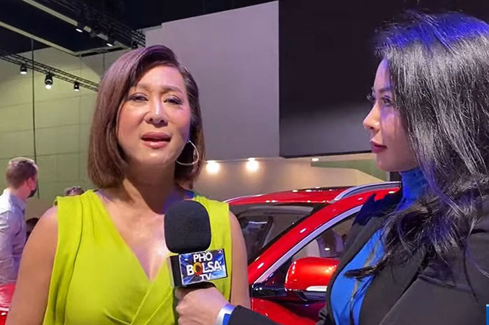 “Xa quê hương 40 năm, tôi không ngờ có một ngày được chiêm ngưỡng một mẫu xe của người Việt tại đây. Công tâm mà nói thì 2 mẫu xe của VinFast quá đẹp, đặc biệt là VF e36, không thua gì một chiếc SUV của Mỹ", đại diện một gia đình đến từ Huntington Beach (California) chia sẻ.