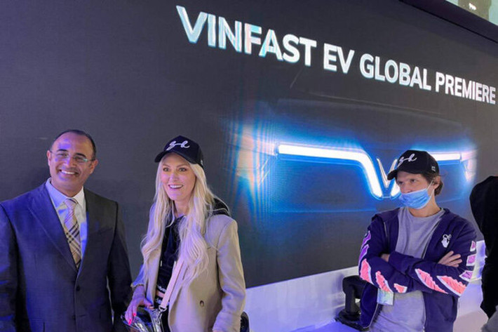 Supercar Blondie - nữ Youtuber nổi tiếng trong ngành xe với 42 triệu người theo dõi còn bày tỏ quan điểm rằng xe điện của VinFast sẽ thành công hơn ở khu vực Dubai nói riêng hay cả khu vực Trung Đông nói chung. “"Thậm chí, VF e35 và VF e36 có thể thành công tại Trung Đông vì khu vực này đang tập trung phát triển xe điện", cô chia sẻ.