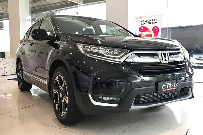 Hồi đầu tháng 4 vừa qua, nhiều đại lý giảm giá mạnh cho Honda CR-V với mức giảm lên đến 100 triệu đồng, động thái này để xả hàng tồn nhằm “dọn đường” cho phiên bản facelift sắp ra mắt. Trên thị trường, Honda CR-V là dòng xe bán chạy trong phân khúc CUV 5+2 chỗ ngồi với doanh số luôn đứng ở Top đầu. Từ trước đến nay, dòng xe CR-V luôn là lựa chọn của số đông khách hàng mua xe theo xu hướng “ăn chắc mặc bền”.