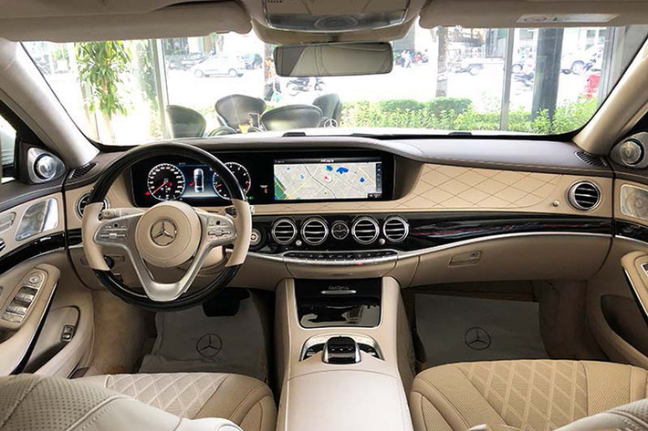 Mercedes-Benz S450 L sở hữu khối động cơ V6 3.0L sản sinh công suất tối đa 367 mã lực, mô-men xoắn cực đại 500 Nm tại 1.800 - 5.000 v/p. Hộp số là loại 9 cấp 9G-Tronic, hệ dẫn động cầu sau cùng 4 chế độ lái; Eco, Sport, Comfort, Individual... Xe có khả năng tăng tốc từ 0 - 100km/h mất 5,4 giây, tốc độ tối đa 250 km/h.