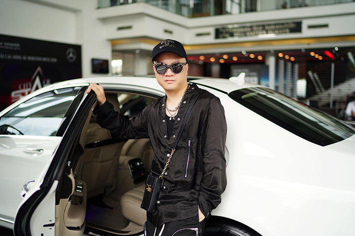 Hiện chưa rõ nhà thiết kế Đỗ Mạnh Cường đã chi ra bao nhiêu tiền để sở hữu chiếc xe sang Mercedes-Benz S450L Luxury, nhưng với việc là người nổi tiếng và từng sở hữu 2 chiếc xe khác của Mercedes-Benz, rất có thể, ông bố của 6 đứa con nuôi nổi tiếng Việt Nam sẽ nhận được mức giá bán xe rất hữu nghị.