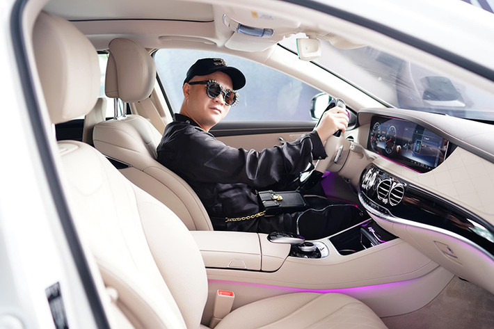 Hệ thống giải trí bao gồm âm thanh Bumester 13 loa công suất 590W, đèn viền nội thất với 64 màu tuỳ chọn, nội thất bọc da cao cấp ốp gỗ bóng Burr Walnut, cửa sổ trời panoramic. Xe có khả năng tương thích Bluetooth, trình duyệt Internet, Apple Carplay, Android và định vị vệ tinh toàn cầu có bản đồ Việt Nam, Camera 360 độ...