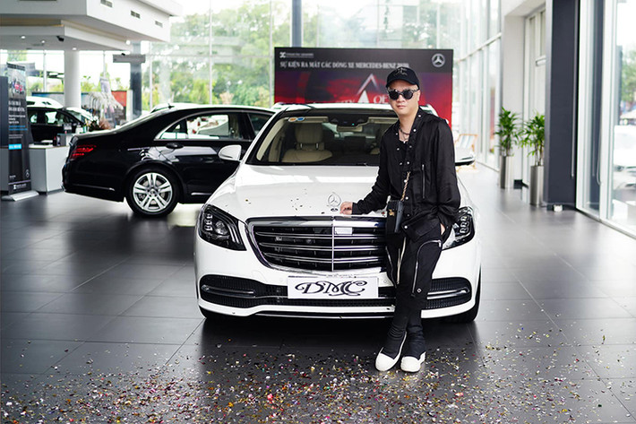 Theo nhà thiết kế Đỗ Mạnh Cường cho biết, chiếc xe sang Mercedes-Benz S450L Luxury mới rất phù hợp cho công việc cũng như tính cách của mình. Ngoài việc sở hữu S450L Luxury, anh còn là thành viên của CLB những người nổi tiếng sở hữu xe Mercedes-Benz tại Việt Nam. CLB này có rất nhiều người có tiếng trong showbiz gồm ca sĩ, nhạc sĩ đến diễn viên và các người mẫu, nhà thiết kế nổi tiếng...