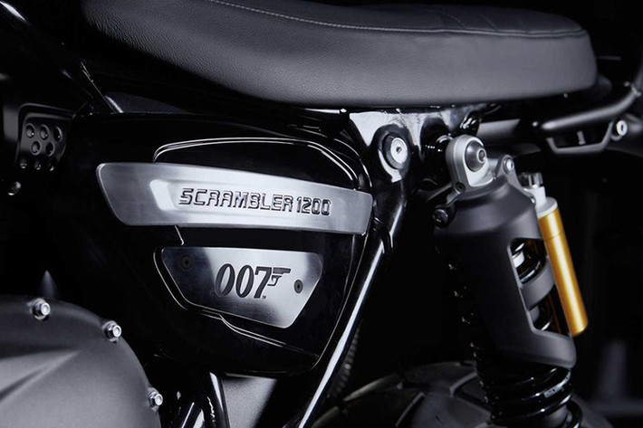 Không chỉ có bộ vỏ màu Đen, chiếc Triumph Scrambler 1200 Bond Edition có có các chi tiết cùng tông màu đen khác như càng xe, cặp phuộc trước, chắn bùn trước, ốp chụp đầu ống xả, bình dầu của phanh trước và lưới ốp đèn pha.