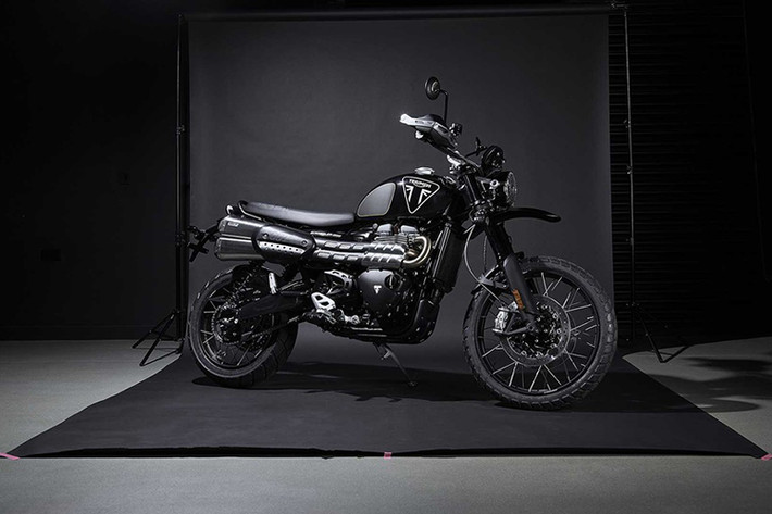 Nằm trong sự kiện quảng bá cho phần phim mới của loạt phim Điệp viên 007, Thương hiệu xe Triumph đã kết hợp cùng đội ngũ sản xuất phim James Bond nhằm tạo ra phiên bản đặc biệt Triumph Scrambler 1200 Bond Edition mới với số lượng giới hạn chỉ 250 xe trên toàn thế giới.