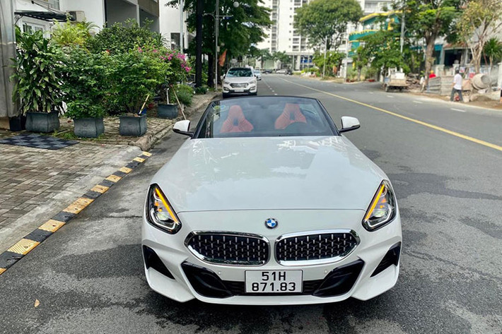 Bỏ ra số tiền trên, khách hàng khi chọn mua chiếc xe BMW Z4 thế hệ mới hàng lướt hiếm hoi tại dải đất hình chữ S sẽ sở hữu một mẫu xe thể thao mui trần có thiết kế mới, xe thuộc thế hệ thứ 6 với điểm nhấn là đèn pha LED và đèn hậu thiết kế lại. BMW Z4 thế hệ thứ 6 đã quay trở lại sử dụng mui mềm sau gần 1 thập kỷ xài phiên bản mui xếp cứng.