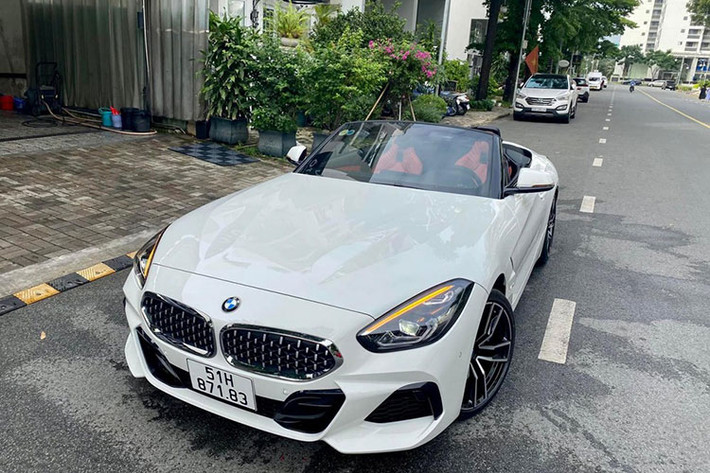 Có thể là sau 1 năm trải nghiệm, đại gia này không ưng BMW Z4 nên kiếm xe khác lái thử. Mức giá bán lại xe BMW Z4 của Minh Nhựa không được tiết lộ nhưng hiện tại, nó đã được cho lên sàn xe cũ.