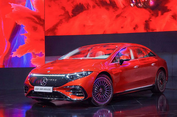 Tầm vận hành trên Mercedes-Benz EQS đạt 642-783 km. Sạc nhanh 10% lên 80% chỉ trong 31 phút. Tại Việt Nam, mẫu xe ngang tầm giá với Mercedes-Benz EQS là Porsche Taycan. Trong năm 2022, dòng xe EQS sẽ chính thức mở bán thông qua 3 đại lý chính hãng của Mercedes-Benz Việt Nam tại Tp. HCM, Đà Nẵng, và Hà Nội kể từ tháng 11/2022.