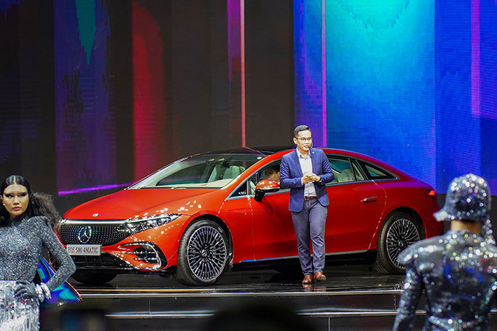 Về thiết kế, Mercedes-Benz EQS giữ lại phần lớn bộ khung concept Vision EQS ra mắt trước đó, rõ ràng nhất là vóc dáng tròn trịa.
