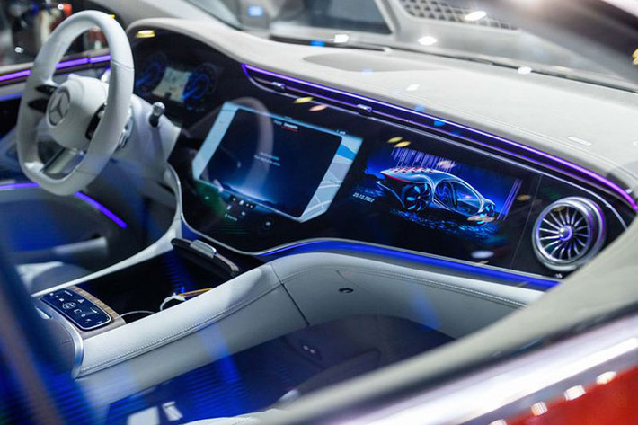 Mercedes-Benz EQS là mẫu xe đầu tiên trang bị kết cấu màn hình khủng MBUX Hyperscreen kết hợp 3 màn bên dưới một khung kính chung, kích thước tương đương 56 inch. Hệ thống giải trí có âm thanh Burmester 15 loa. Nhờ chiều dài cơ sở tốt như đã nói ở trên cùng sàn phẳng, không gian hàng ghế phía sau rộng rãi và cũng là khoang hành lý.