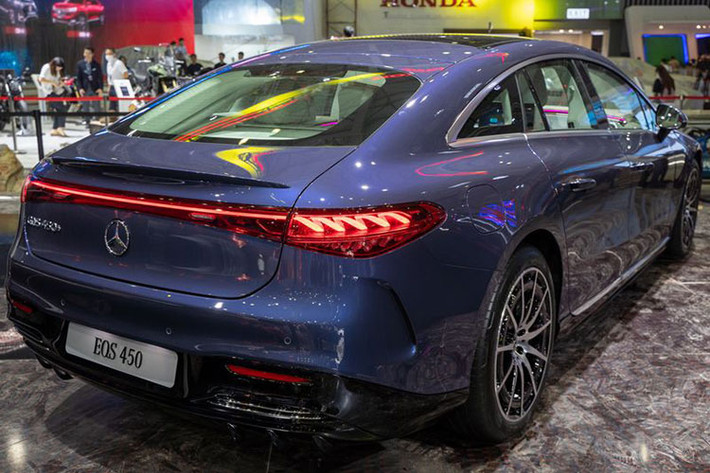 Mercedes-EQ là thương hiệu con đại diện cho Mercedes-Benz ở dạng thức cao cấp và tối tân nhất. Thương hiệu con này đang định hướng tương lai bằng sự sang trọng cấp tiến của mình. Tên EQ được viết tắt từ "Electric Intelligence", bắt nguồn từ các giá trị của thương hiệu Mercedes-Benz về cảm xúc và trí tuệ, những nền tảng cốt lõi nhất để chiếm được trái tim và tâm trí của khách hàng.