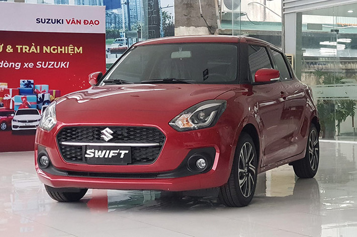 Vị trí thứ 2 thuộc về Suzuki Swift với doanh số đạt 8 xe, giảm 12,5%. Kết quả này không quá ngạc nhiên với những người trong giới ôtô khi Swift vốn thuộc nhóm xe gầm thấp ngày càng kén khách tại Việt Nam, trong khi các trang bị không nổi bật so với loạt đối thủ mạnh như Toyota Vios, Hyundai Accent hay Honda City.