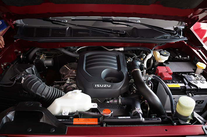 Bản trang bị Isuzu mu-X B7 2022 thế hệ mới sẽ có hộp số sàn 6 cấp, 3 phiên bản còn lại là B7 Plus, Prestige và Premium sử dụng hộp số tự động 6 cấp. đi kèm hệ dẫn động 1 cầu hoặc 2 cầu.