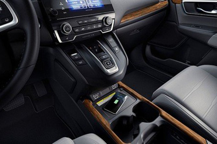 Bên cạnh đó, Honda CR-V 2020 còn được trang bị camera quan sát làn đường (Honda Lane Watch) tương tự như người anh em Accord để giúp cải thiện tầm nhìn của người lái. Không chỉ an toàn, Honda CR-V 2020 sắp ra mắt Việt Nam còn tiện nghi hơn khi được bổ sung công nghệ sạc không dây và cốp chỉnh điện với tính năng mở cốp rảnh tay.