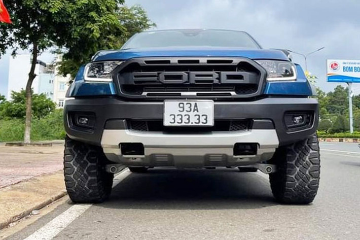 Gần đây, trên mạng xã hội lại có dịp xôn xao với màn bấm biển số của một chủ xe bán tải Ford Ranger Raptor biển khủng Bình Phước, bởi chủ nhân đã may mắn trúng biển số 93A-333.33 "vạn người mê".