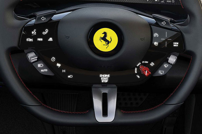 Siêu xe hybrid Ferrari SF90 Stradale được trang bị động cơ xăng V8, tăng áp, dung tích 4.0 lít, sản sinh công suất tối đa 769 mã lực và mô-men xoắn cực đại 800 Nm. Động cơ này kết hợp với hệ thống hybrid bao gồm 3 mô-tơ điện cung cấp thêm công suất 217 mã lực này là cụm pin lithium-ion 7,9 kWh.