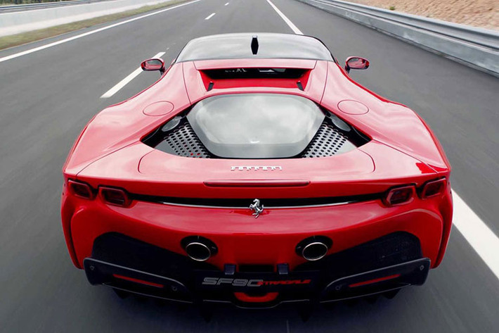 Ferrari SF90 Stradale có thể tăng tốc từ vị trí xuất phát lên 100 km/h trong thời gian 2,5 giây trước khi đạt vận tốc tối đa 340 km/h. Chiếc siêu xe plug-in hybrid đầu tiên của hãng xe Ý có thể hoàn thành quãng đường 25 km chỉ bằng mô-tơ điện trên cầu trước.