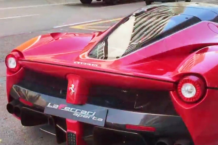 Vào năm ngoái, David Lee đã bán đi siêu xe Ferrari LaFerrari Coupe mà mình đã lách luật từ hãng xe Ferrari để sở hữu. Nhiều người cho rằng tiên đoán của hãng xe Ý về việc các đại gia hay khoe khoang trên mạng xã hội sẽ bán đi những siêu xe hiếm như LaFerrari để kiếm lời và David Lee có thể không ngoại lệ nhưng mọi người đã nhầm.