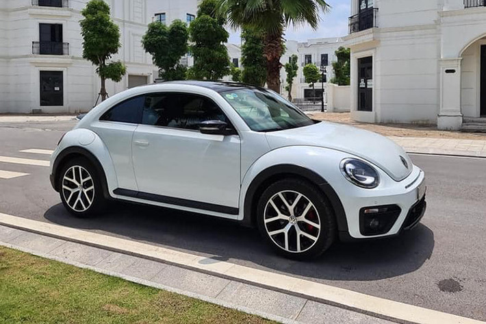 Giá xe Volkswagen Beetle Dune 2019 khi ra mắt chính hãng bán ra từ 1,469 tỷ đồng tại Việt Nam. Chiếc xe trong bài viết hiện đang được chủ nhân chào bán với mức giá hơn 1,3 tỷ đồng, xe đã được đăng ký biển Hà Nội và mới chỉ lăn bánh khoảng 6000km.