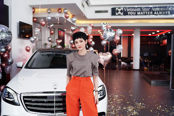 Nằm trong phân khúc sedan hạng sang cỡ lớn, Mercedes-Benz S450L Luxury tại Việt Nam ra mắt vào hồi giữa năm 2018. Cùng với S450L, S450L Luxury ra đời để thay thế S400L cũ. Xe sở hữu thiết kế bóng bẩy và sắc sảo hơn trước. Trong đó, cụm đèn LED Multi-Beam vừa trang nhã vừa góp phần tăng độ an toàn cho quá trình vận hành.