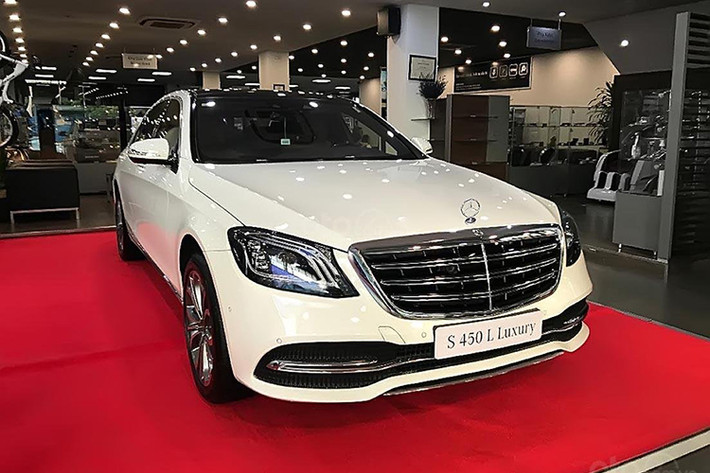 Trước Hiền Hồ, cũng đã có một số sao Việt khác mua Mercedes-Benz S450L như nữ ca sĩ Bích Phương hay nhà thiết kế Đỗ Mạnh Cường. Giá xe Mercedes-Benz S450L và Mercedes-Benz S450L Luxury đang được chào bán chính hãng tại Việt Nam với mức đề xuất là 4,969 tỷ đồng.
