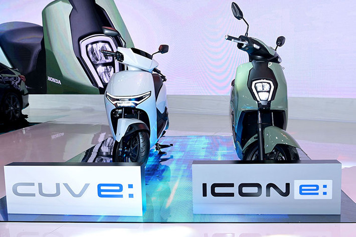 Thời gian sạc đầy pin của CUV e: từ 0-100% trong 6 giờ và sạc 25-75% pin trong 2,7 giờ. Phạm vi hoạt động 80,7 km và tốc độ tối đa 83 km/h. Cách tính năng khác như màn hình TFT 17 inch, kết nối USB type-C, khóa thông minh Smart Key. Theo Honda Việt Nam, toàn bộ quy trình thanh toán và ký hợp đồng thuê pin cho cả hai mẫu xe máy điện đều thực hiện qua ứng dụng My Honda+.