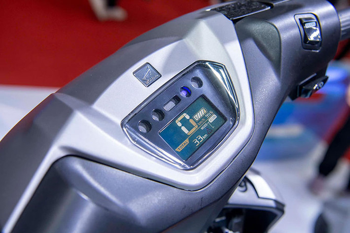 Chiều cao yên của xe máy điện Honda ICON e: 2025 là 742 mm được tối ưu cho vóc dáng người Việt, đặc biệt phù hợp với đối tượng người dùng trẻ tuổi hoặc nữ giới. Toàn bộ hệ thống chiếu sáng trên ICON e là đèn LED, đi kèm màn hình LCD hiển thị tốc độ, quãng đường và tình trạng pin.