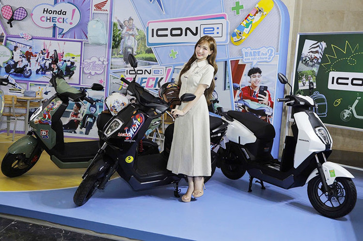 Honda Việt Nam vừa chính thức gia nhập thị trường xe máy điện nội địa bằng việc giới thiệu hai mẫu xe máy điện Honda ICON e và CUV e 2025 – đây là những chiếc xe máy điện đầu tiên được hãng sản xuất hàng loạt tại thị trường Việt Nam.