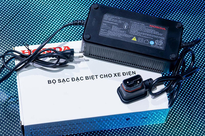 Đáng chú ý, Honda áp dụng mô hình thuê pin linh hoạt, cho phép người dùng xe máy điện ICON e: thanh toán qua ứng dụng My Honda+ với chi phí 350.000 đồng/tháng và không giới hạn quãng đường sử dụng, giúp giảm chi phí đầu tư ban đầu.