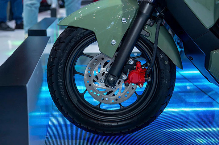 Xe được trang bị động cơ điện tích hợp trong bánh sau, với công suất 1,5 kW (tương đương 2,42 mã lực) và mô-men xoắn 85 Nm. Tốc độ tối đa đạt 49 km/h – phù hợp với nhu cầu di chuyển trong nội đô.