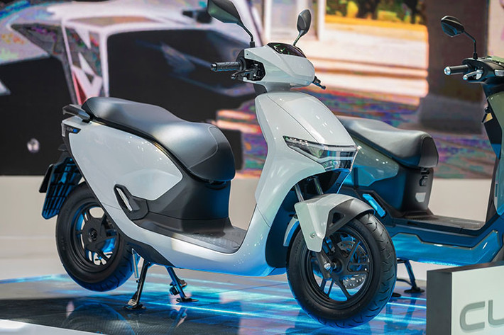 Ngoài ICON e:, mẫu xe máy điện Honda CUV e: 2025 mới cũng được ra mắt nhưng chỉ cho thuê và chưa bán thương mại. CUV e: được nhập khẩu nguyên chiếc từ Thái Lan. Theo kế hoạch, CUV e: cho thuê từ tháng 7/2025 với số lượng giới hạn, kèm theo 2 pin và 2 sạc tại 19 HEAD ở ba thành phố lớn, gồm Hà Nội, TP HCM và Đà Nẵng.