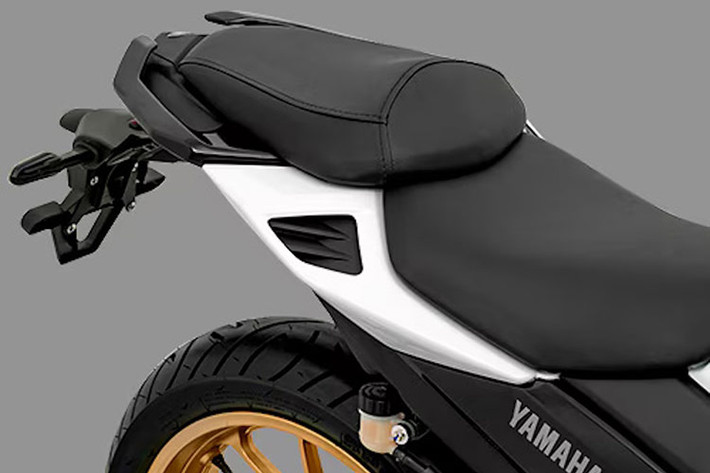 Khi Yamaha Fazer FZ25 Connected được kết nối thông qua Ứng dụng Y-Connect, màn hình này hiển thị trạng thái pin của điện thoại cùng với thông báo cuộc gọi và tin nhắn...
