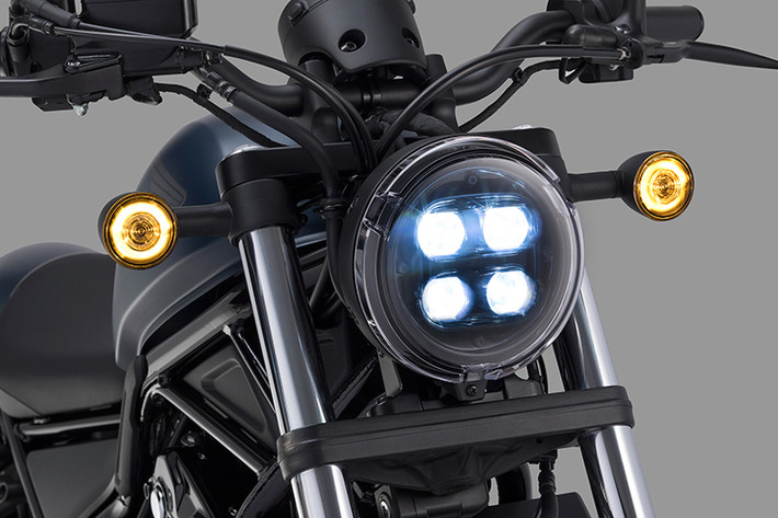 Cụ thể, đèn pha của xe đã được nâng cấp lên bóng LED, cao cấp hơn so với bóng halogen của thế hệ cũ. Nâng cấp này giúp Honda Rebel 500 có hiệu năng chiếu sáng tốt hơn, tuổi thọ bóng chiếu sáng cũng cao hơn. Không chỉ có đèn pha mà hệ thống đèn hậu và xinhan của xe cũng được nâng cấp lên đèn LED.